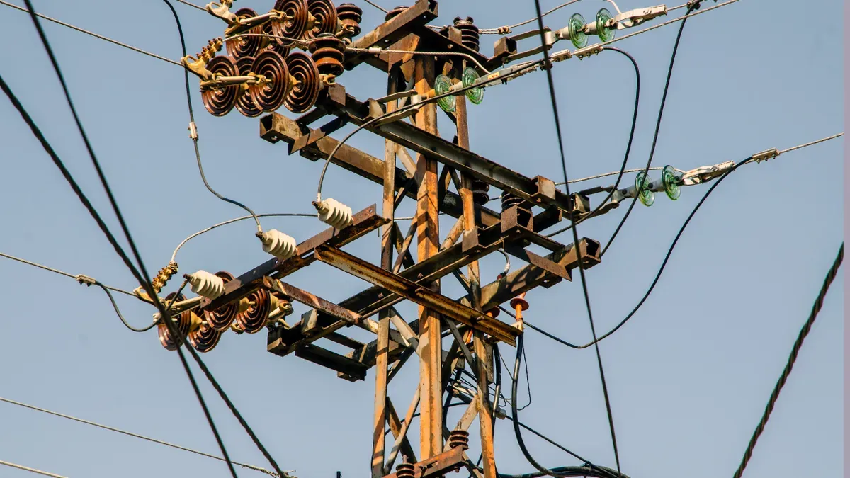 In che modo i cavi aerei isolati in PE garantiscono l'affidabilit&agrave; nei sistemi elettrici urbani